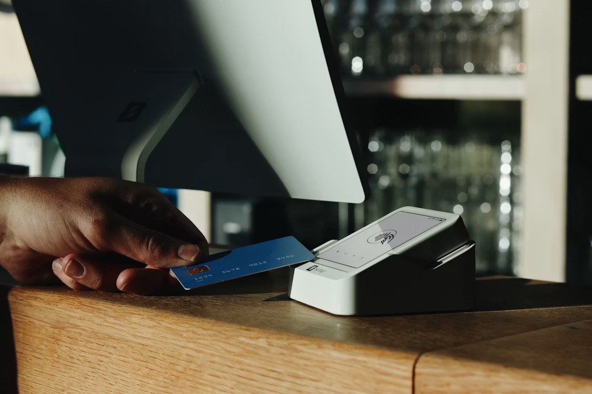 Banking Like a Local: A Traveler's Money Guide to TD in Toronto 4 A customer using contactless tap-to-pay at a Toronto cafe counter